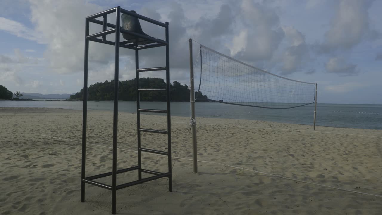 disparo estático de la red de voleibol y el stand de árbitros en la playa del complejo turístico de berjaya langkawi