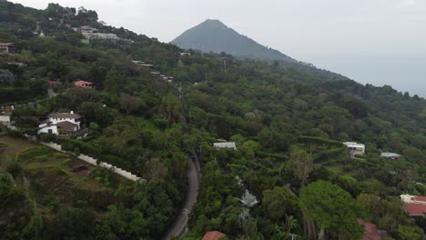 Conducción-De-Automóviles-En-Las-Calles-Entre-Las-Montañas-En-El-Salvador