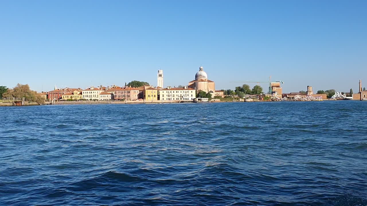 초당 교회 돔 섬이 있는 교회 섬 프레임의 베니스 9초