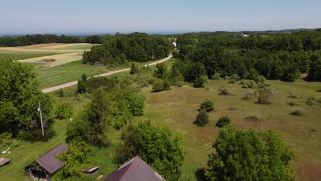 Granero-En-El-Exuberante-Huerto-Cerca-Del-Lago-Leelanau-En-Traverse-City,-Michigan