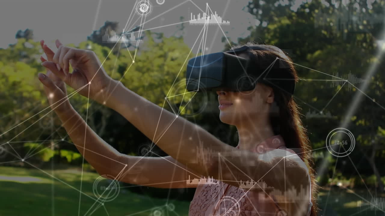 Donna che indossa un visore per la realtà virtuale all'aperto