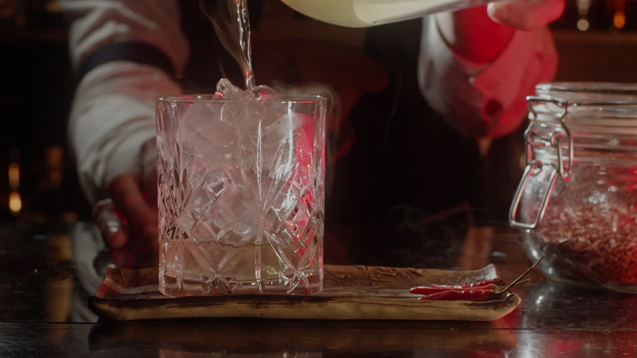 el camarero vertiendo un cóctel.