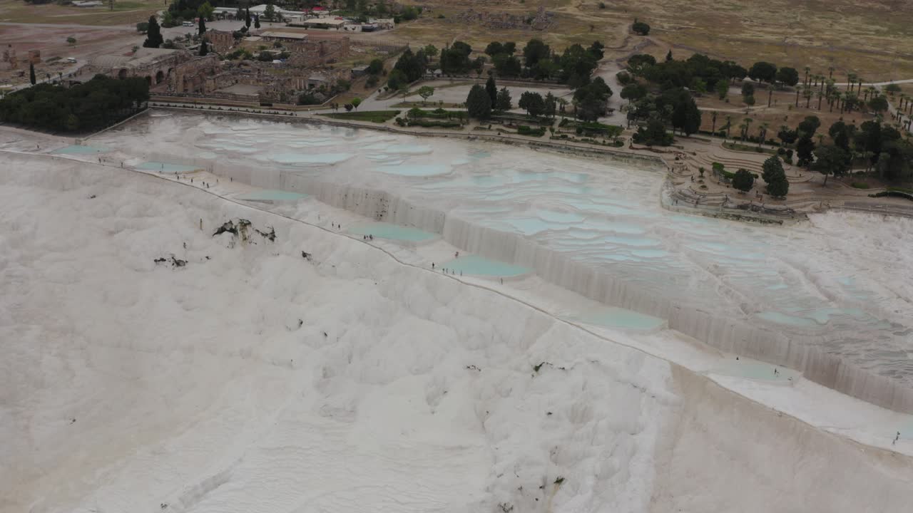 유서 깊은 히에라폴리스 배경을 가진 파묵칼레 칠면조의 흰색 열 수영장 테라스 무인 항공기