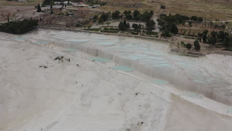 drone de terrazas de piscinas termales blancas en pamukkale turquía con antecedentes históricos de hierápolis