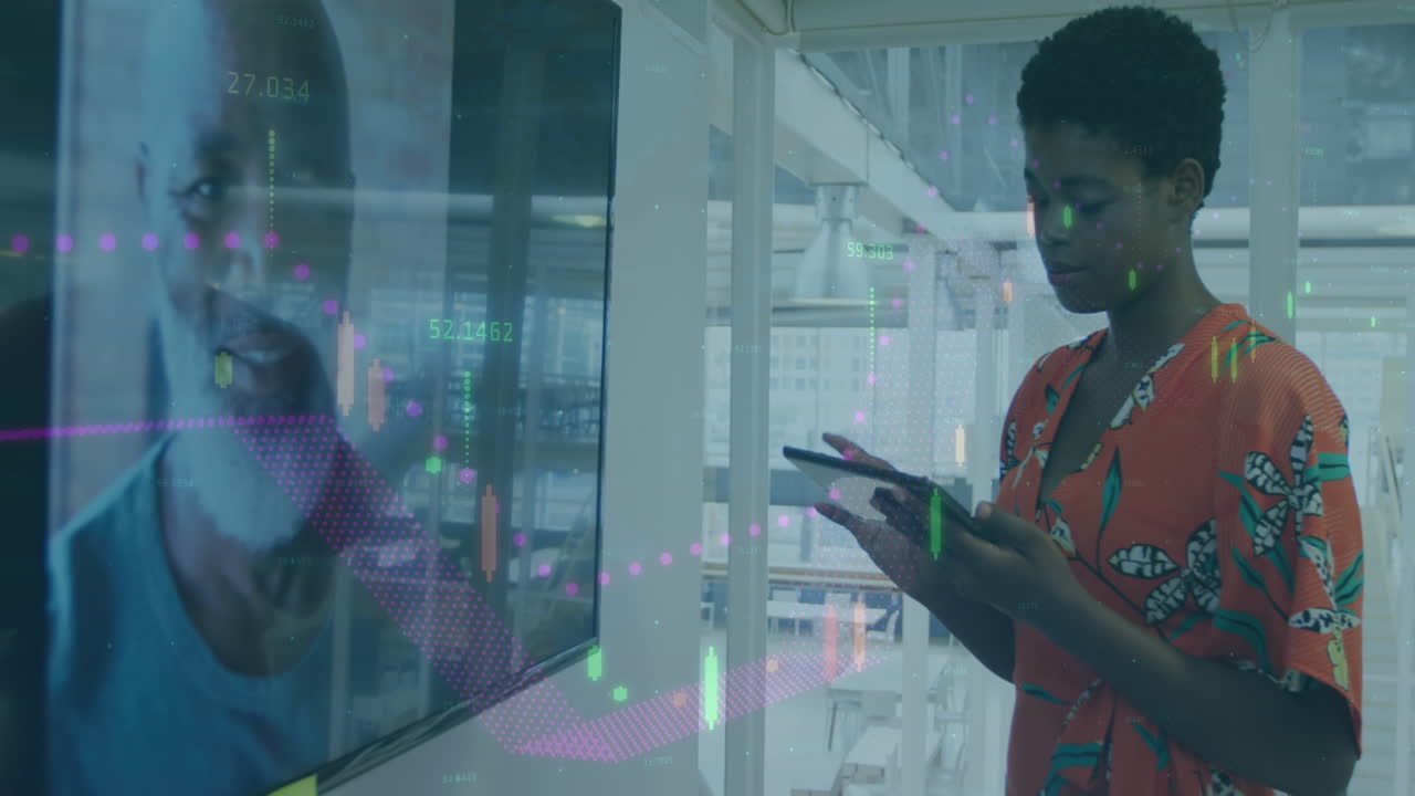 animación del procesamiento de datos sobre personas de negocios afroamericanas que trabajan en la oficina