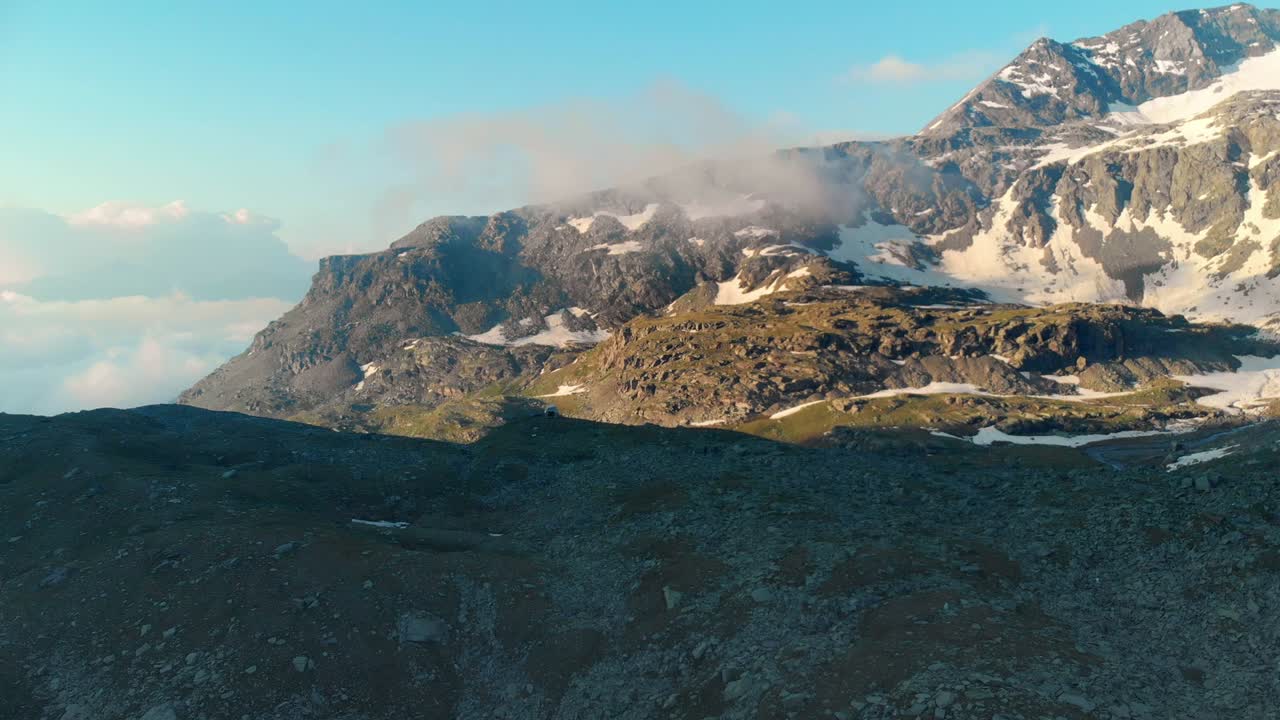 aéreo: volando sobre el valle alpino al amanecer, cordillera de gran altitud