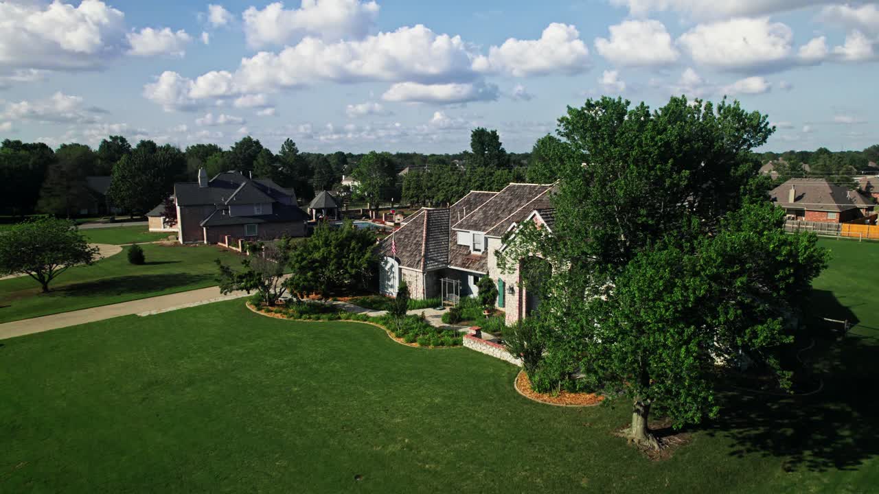 Une belle maison de banlieue avec un paysage luxuriant