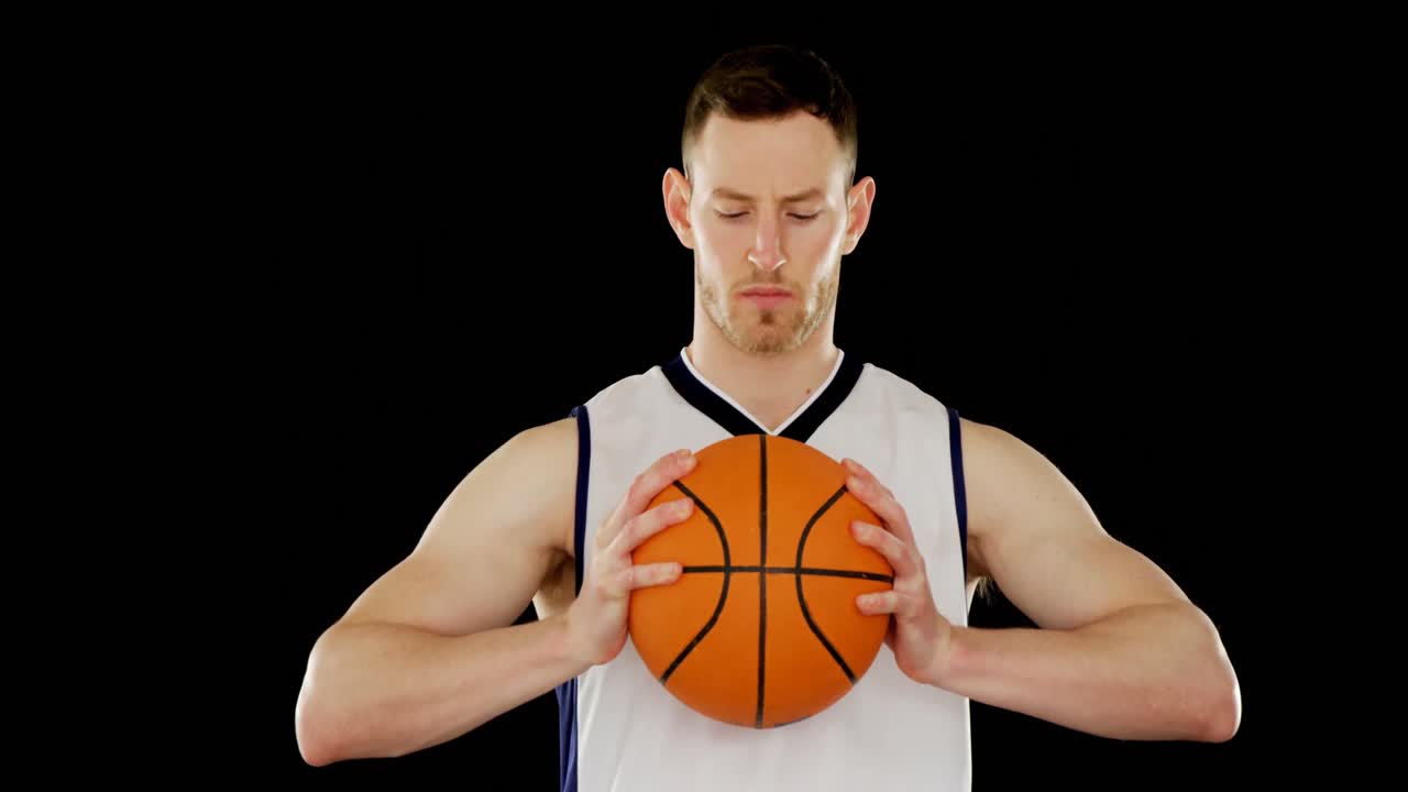 발레 댄서 가 보행 도로 에 있는 기둥 에 기대어 4k