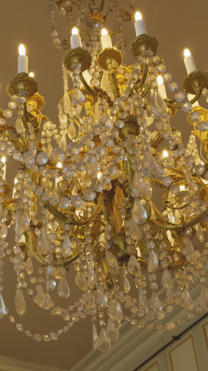 candelabro de cristal adornado