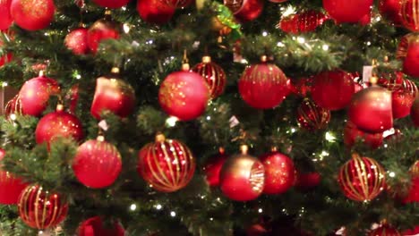 Ein-Weihnachtsbaum-Voller-Dekorationen-Und-Ornamente,-Der-Sich-Dreht