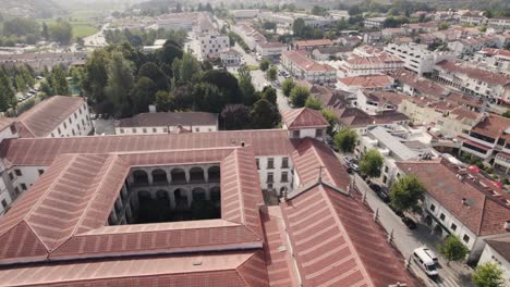 Fliegen-Sie-über-Die-Kirche-Und-Das-Kloster-Von-Santa-Maria-De-Arouca,-Portugal