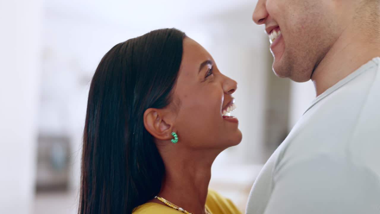 casa, baile y pareja con amor