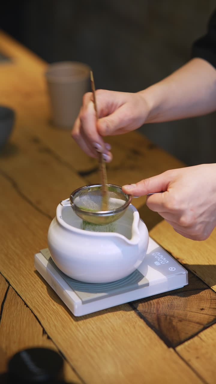 preparación de té matcha