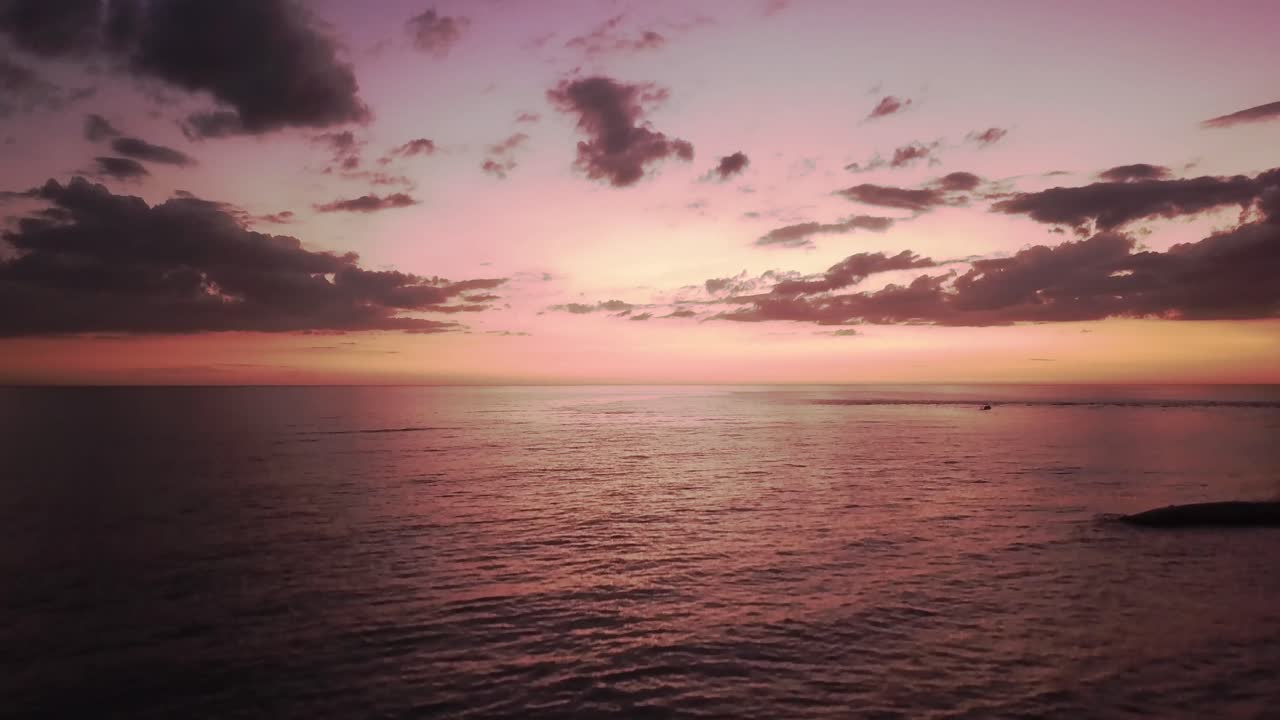comienza en la arena del suelo detrás de las rocas con olas rompiendo contra las rocas