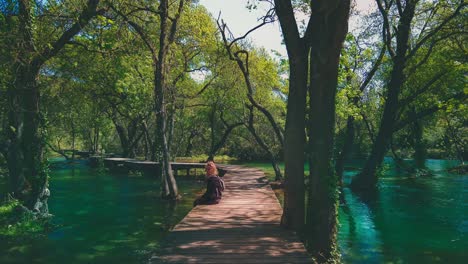 hermosa cinemagrafía 4k uhd de cascadas en el parque nacional krka en croacia a principios de verano con una mujer joven