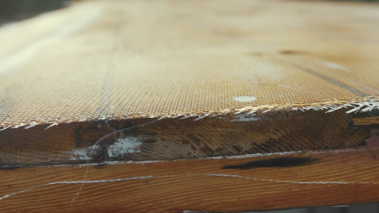 나무 보트 지붕 위에 에폭시 수지로 침착 된 유리 섬유 매트