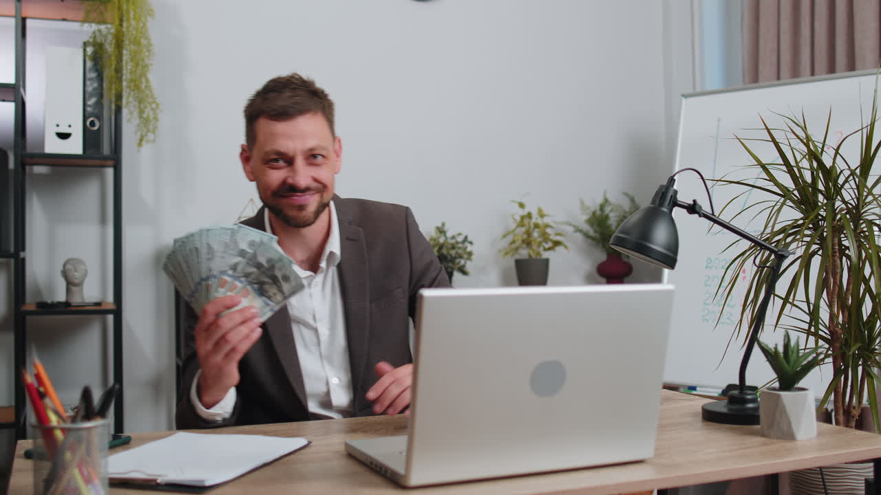 счастливый бизнесмен, работающий на офисном ноутбуке, радуется победе, получает деньги, успех, удача в лотерее.