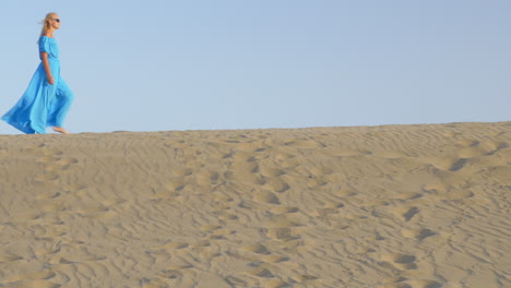 mujer caminando por el horizonte de la playa