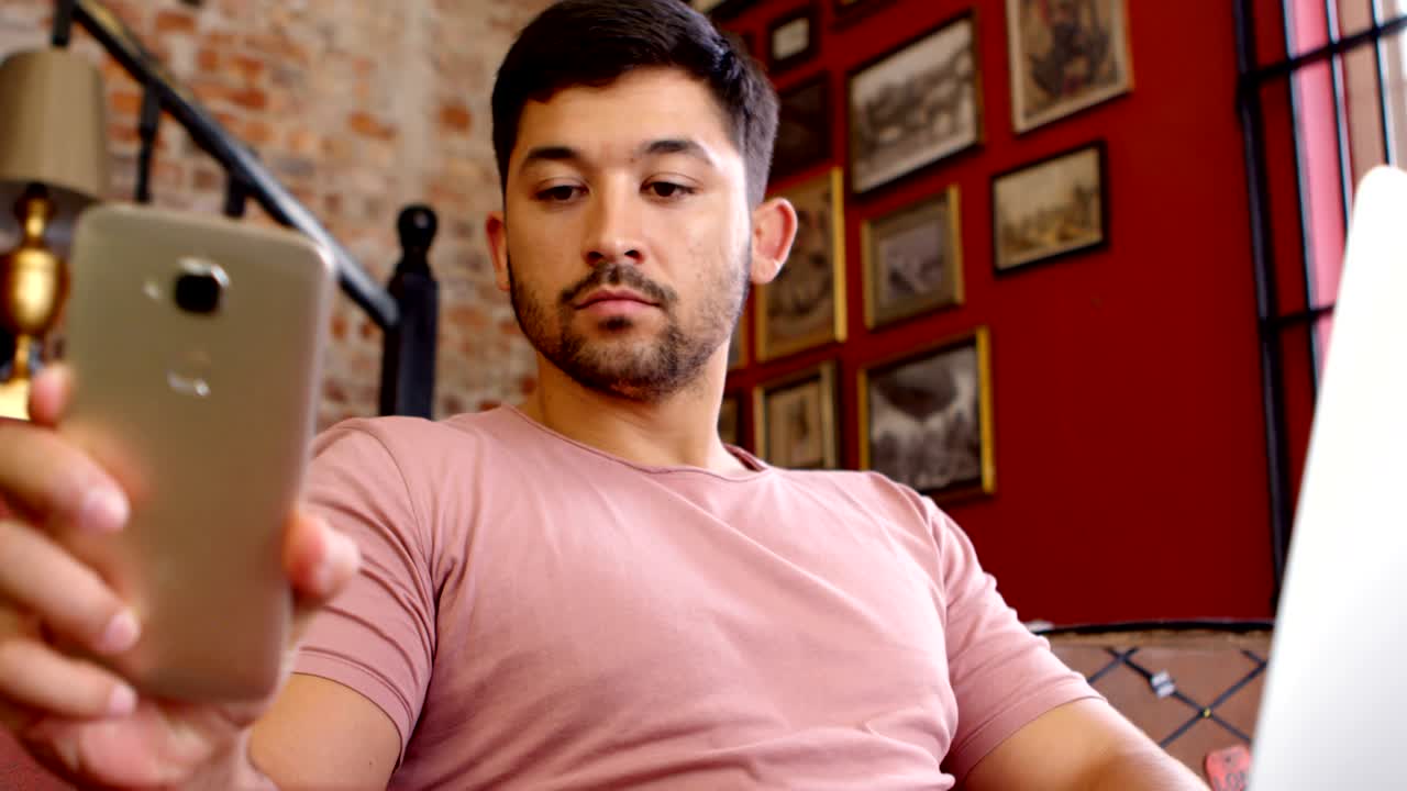 cliente masculino que utiliza una computadora portátil 4k