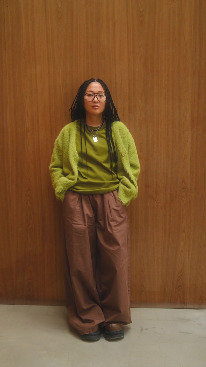 Ritratto a figura intera di donna asiatica elegante con abito oversize in ufficio