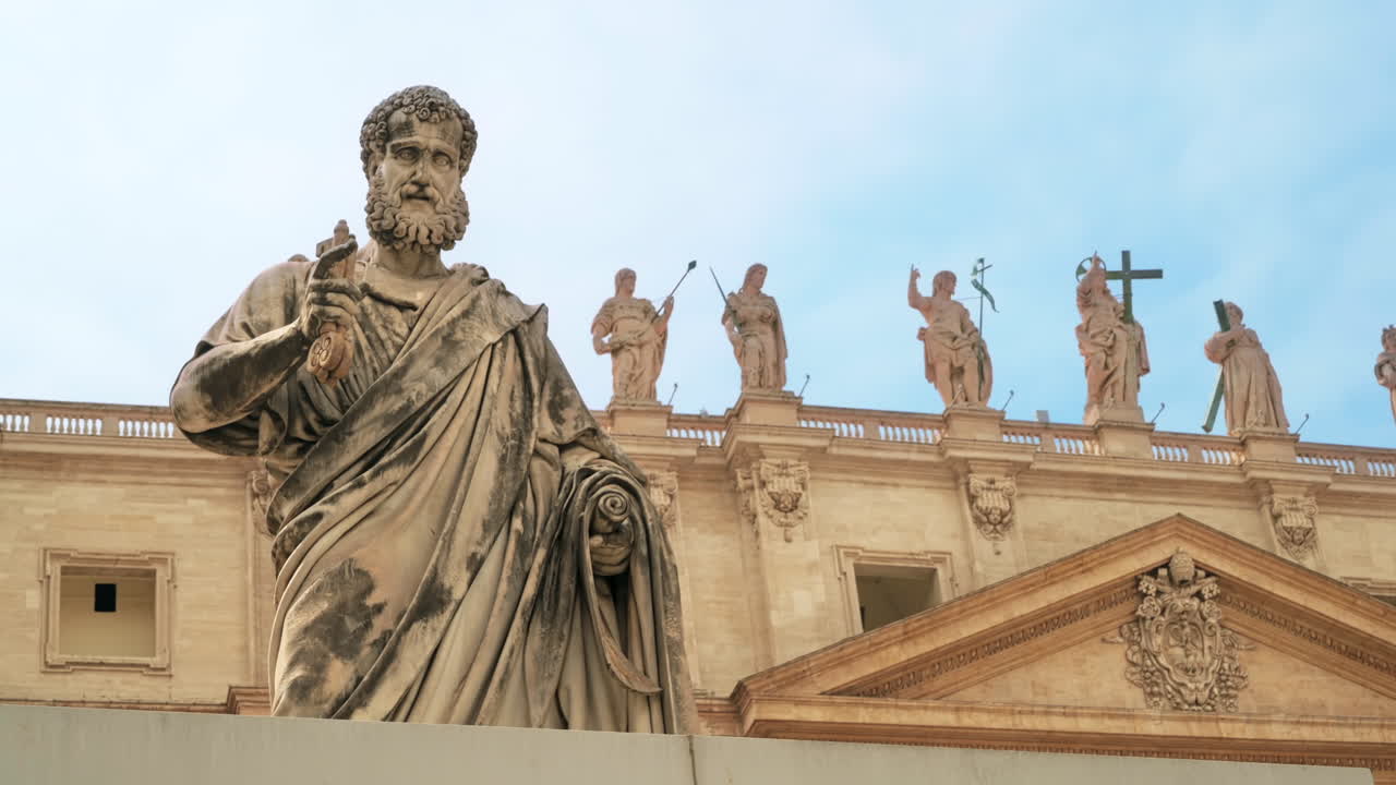 Vista di una statua in Piazza San Pietro con la Basilica di San Pietro sullo sfondo nella Città del Vaticano