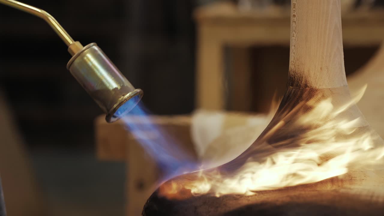 Primo piano di un tavolo con finitura in legno bruciato.