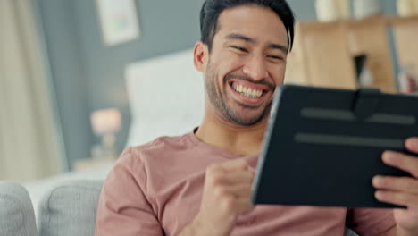 en una tableta digital ganando un juego en línea