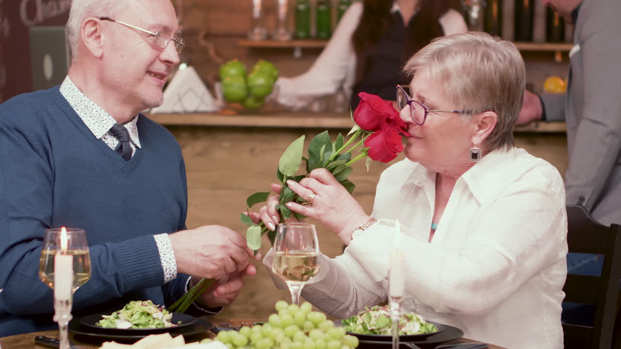 Äldre par som firar en romantisk middag
