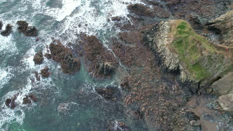 Wunderschöne-Farben-Zwischen-Land-Und-Meer-An-Der-Copper-Coast,-Waterford,-Irland