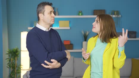 padre e hija están pensando juntos. a la niña se le ocurre una idea.