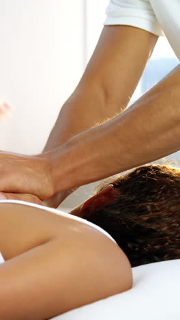 fisioterapeuta masculino dando masaje a una paciente femenina