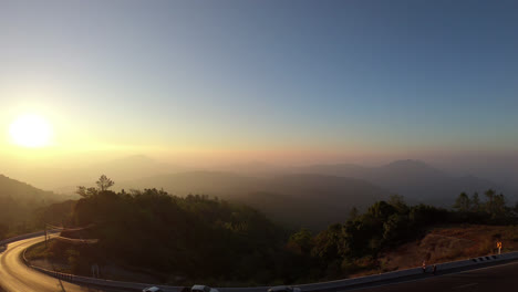 Schöner-Sonnenaufganghimmel-Mit-Schichtberg-In-Thailand