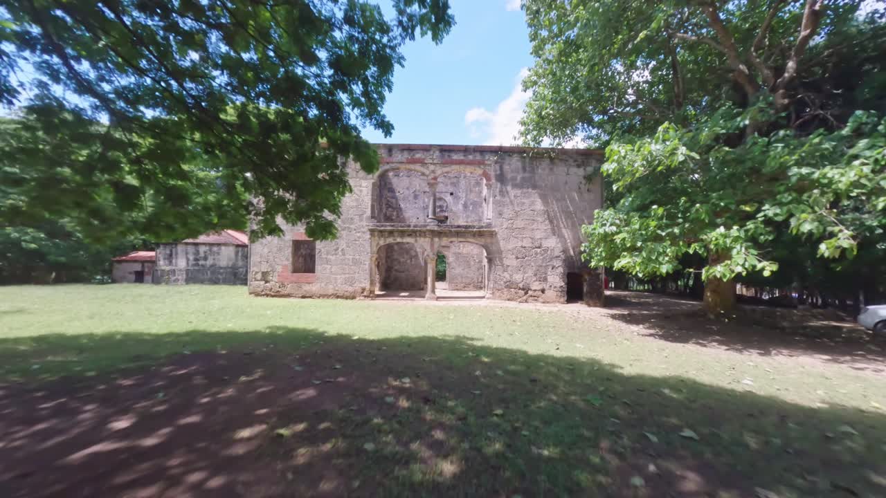 increíble dron fpv que pasa a través de arcos y ventanas del antiguo palacio de ingenio engombe o molino de azúcar