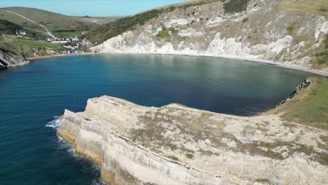 Panorama-Aéreo-De-La-Cueva-De-Lulworth-En-El-Sur-De-Inglaterra,-Paisaje-Costero