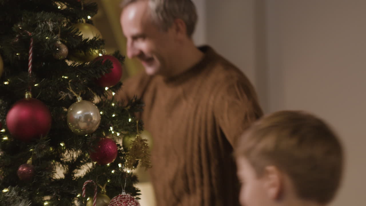 decoração de árvore de Natal em família