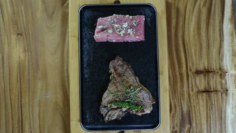 una rebanada de filete a la parrilla y salmón fresco con hierbas y especias con dos salsas a un lado - vista superior