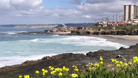 Timelapse-De-Una-Cala-De-La-Jolla,-Paisaje-De-California-Durante-Un-Hermoso-Día-Soleado-Con-Grandes-Olas