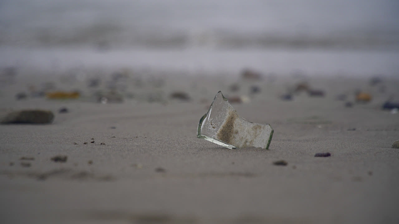 남부 캘리포니아 해변에서 발견된 날카로운 유리 조각.