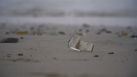 un pedazo de vidrio afilado encontrado en una playa en el sur de california