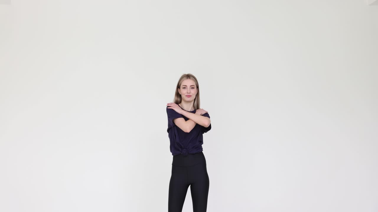 mujer estirándose en el estudio