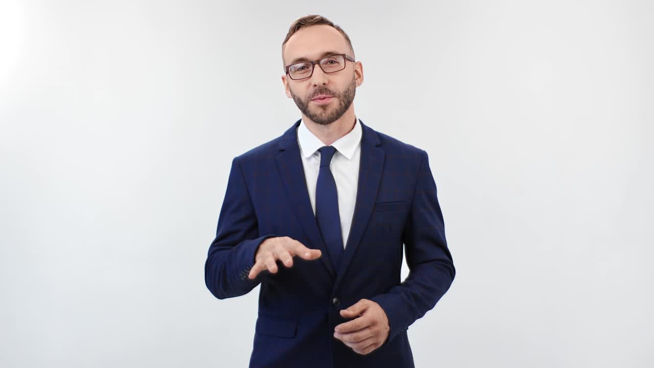 sonriente hombre de moda en traje hablando de pie aislado en blanco. disparado en rojo cuervo cámara de cine 4k