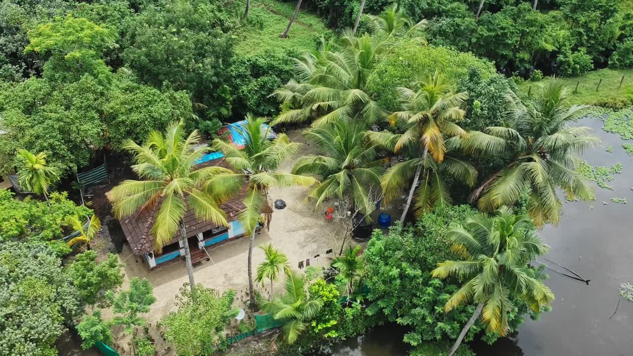 casas de los aldeanos que viven cerca del cuerpo de agua en asia , casas cerca del lago , casa del pueblo