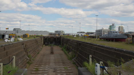 Dique-Seco-Vacío-En-El-Puerto-De-Amberes-En-Bélgica-Durante-El-Día.