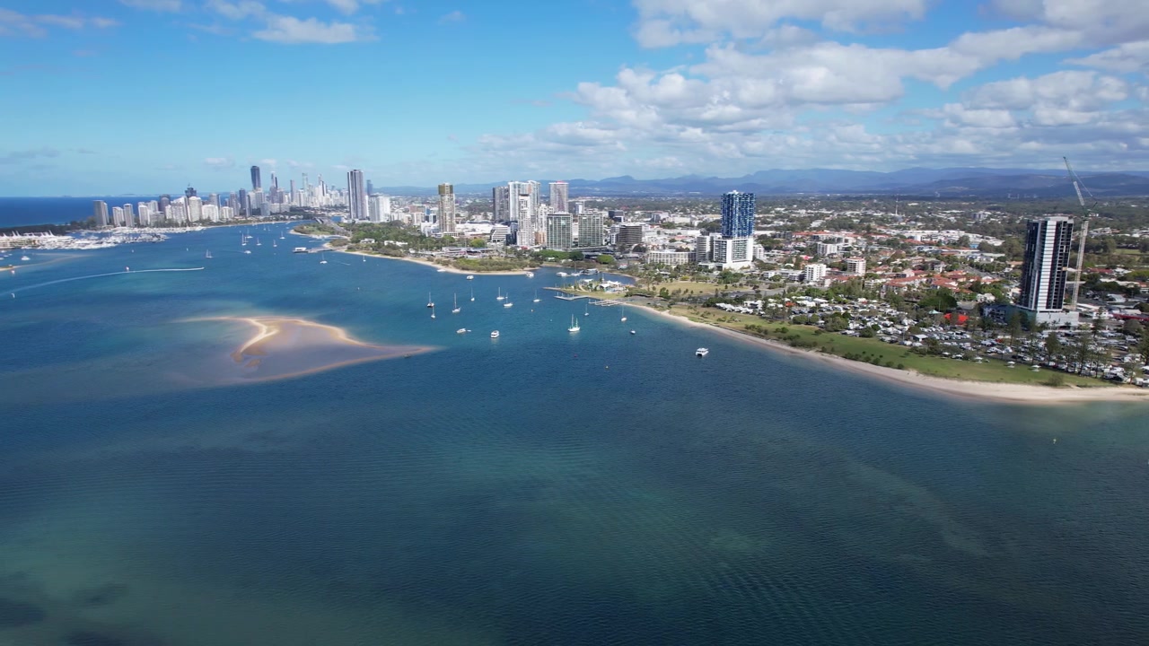 The Broadwater - Cửa sông cạn ở Gold Coast, Đông Nam Queensland, Úc. Cảnh quay từ trên không