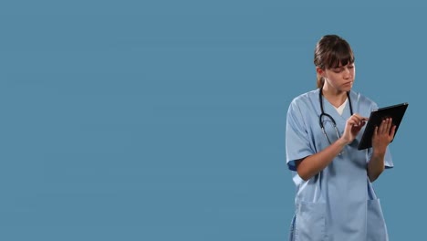 animación de un médico usando una tableta digital sobre elementos químicos en el fondo.