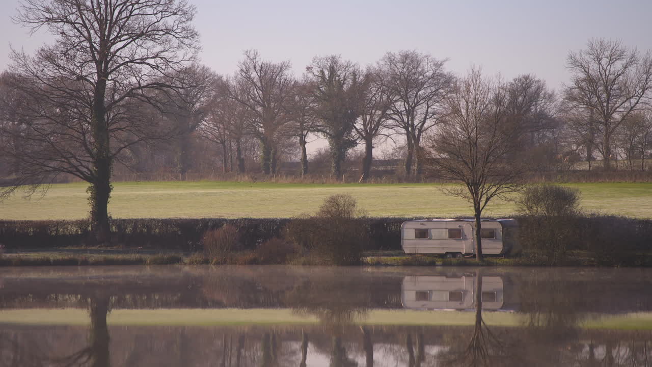 una caravana en un lago lago cristalino temprano en la mañana
