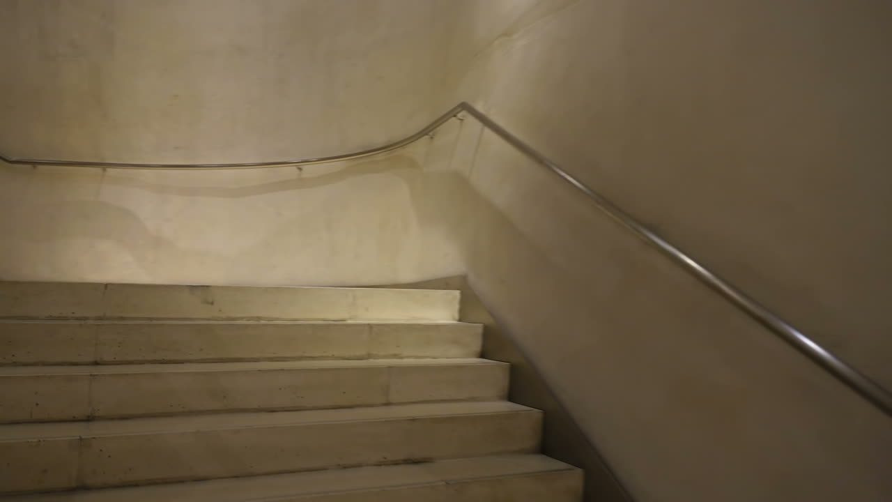 Bewegung auf der Wendeltreppe. Aufnahme in Bewegung.