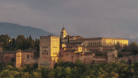 Sonnenuntergang-Mit-Der-Alhambra-Von-Granada-Als-Hauptthema