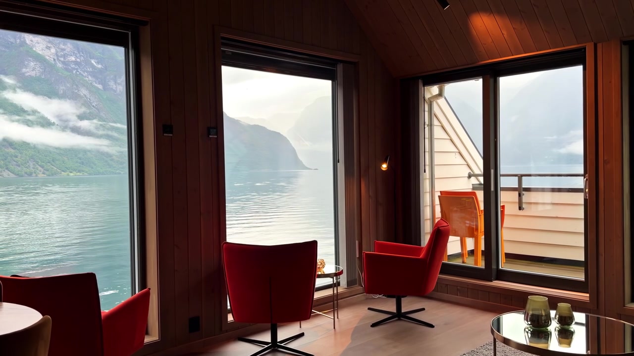 Accogliente soggiorno con vista panoramica sul fiordo e balcone