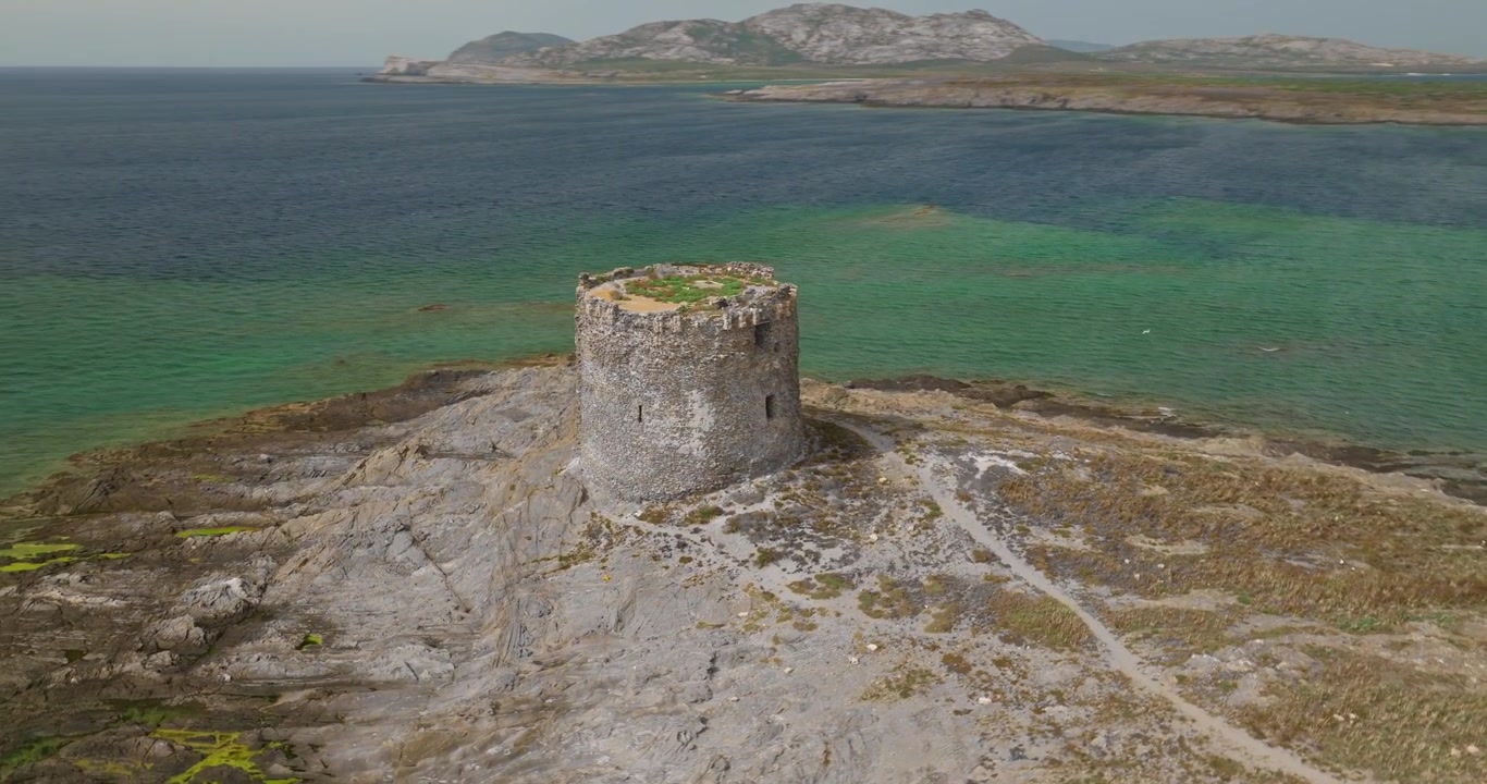 Ripresa in rotazione dell'Isola della Pelosa vicino alla spiaggia della Pelosa in Sardegna, Italia